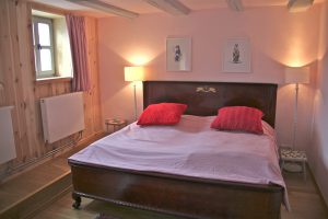 Das Doppelbett im rosa Zimmer